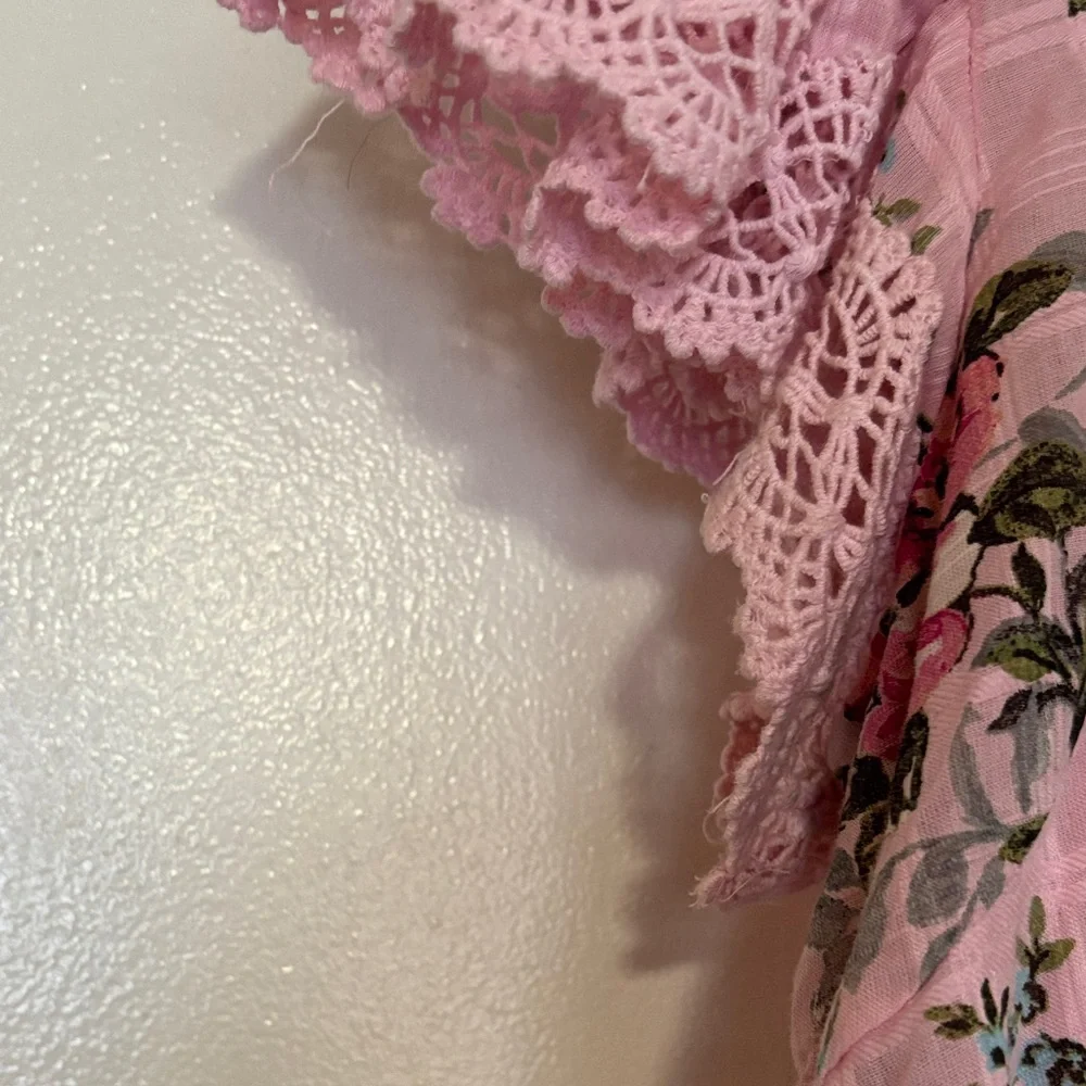 Chic Floral Lace-Trimmed Blouse in Pink - Picture 4 of 7